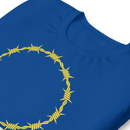 detalle de camiseta bandera europea alambre de espino azul royal