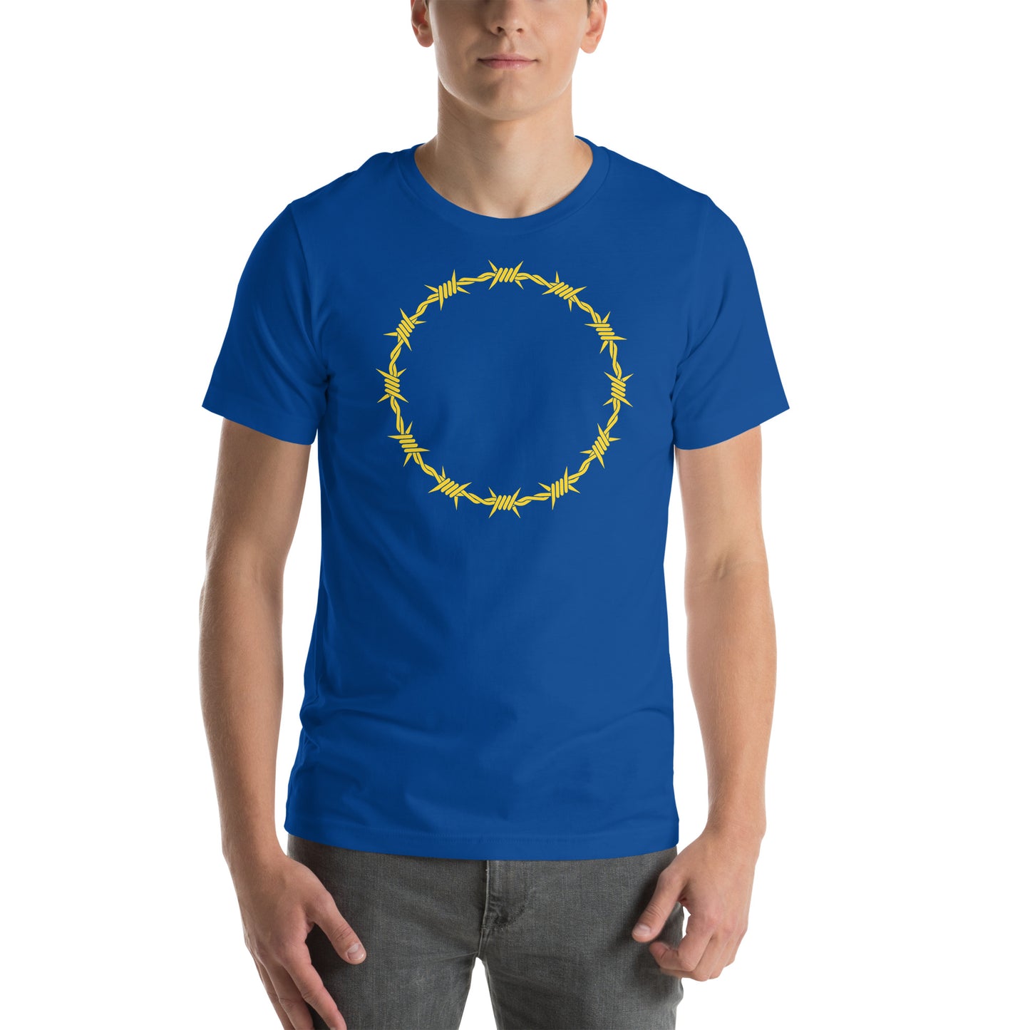 hombre con camiseta bandera europea alambre de espino azul royal