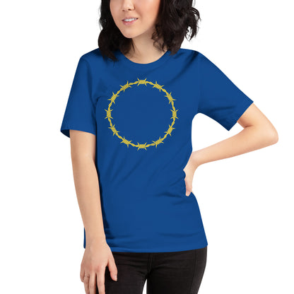 mujer con camiseta bandera europea alambre de espino azul royal