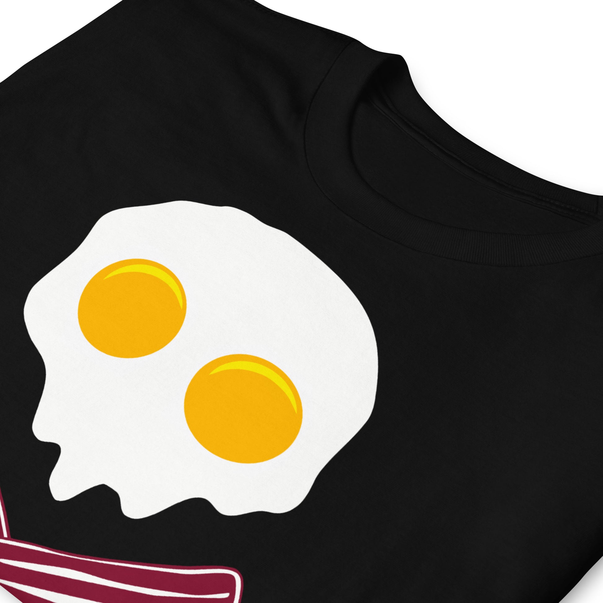 detalle camiseta bandera pirata huevos y bacon en color negro
