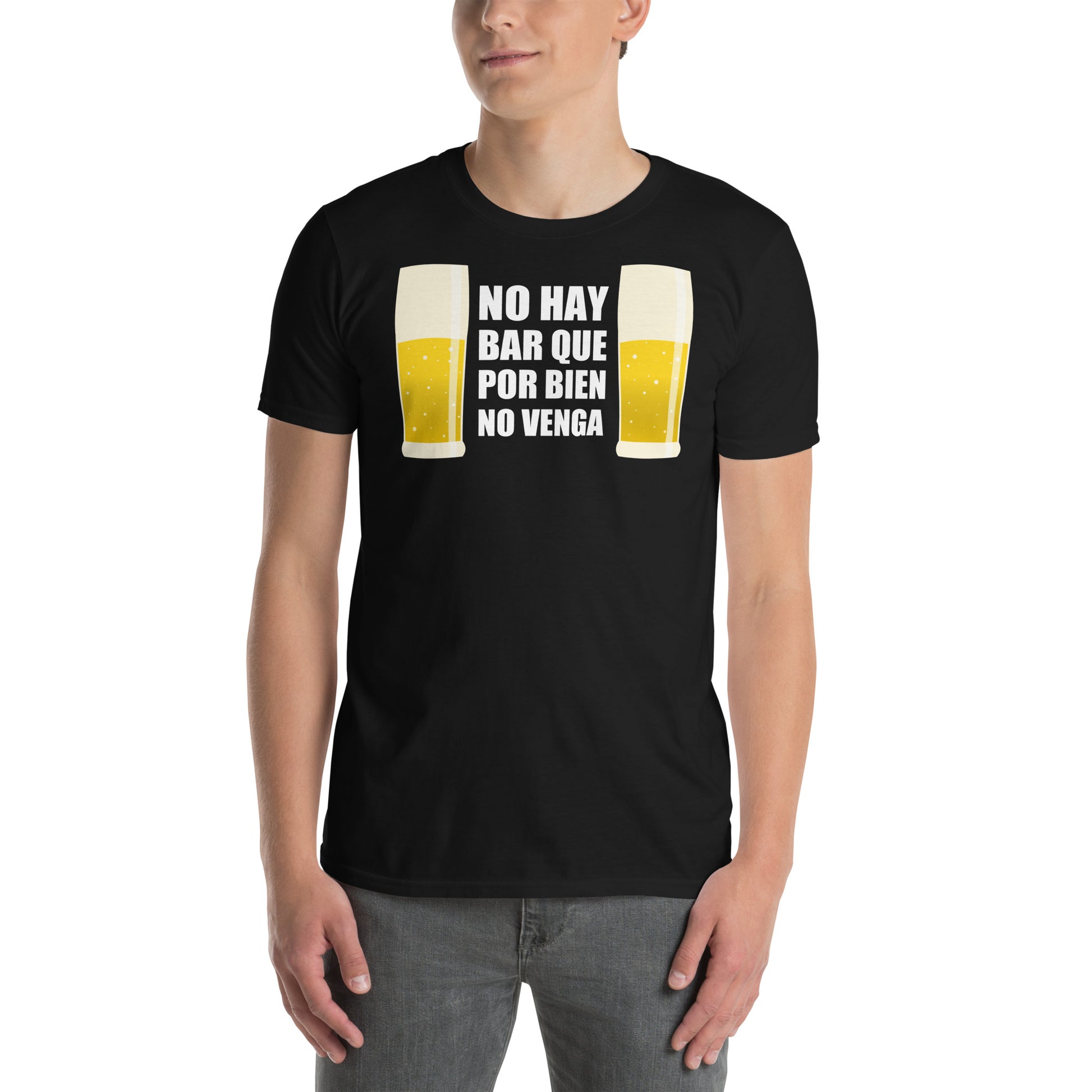 hombre con camiseta no hay bar que por bien no venga cerveza negra