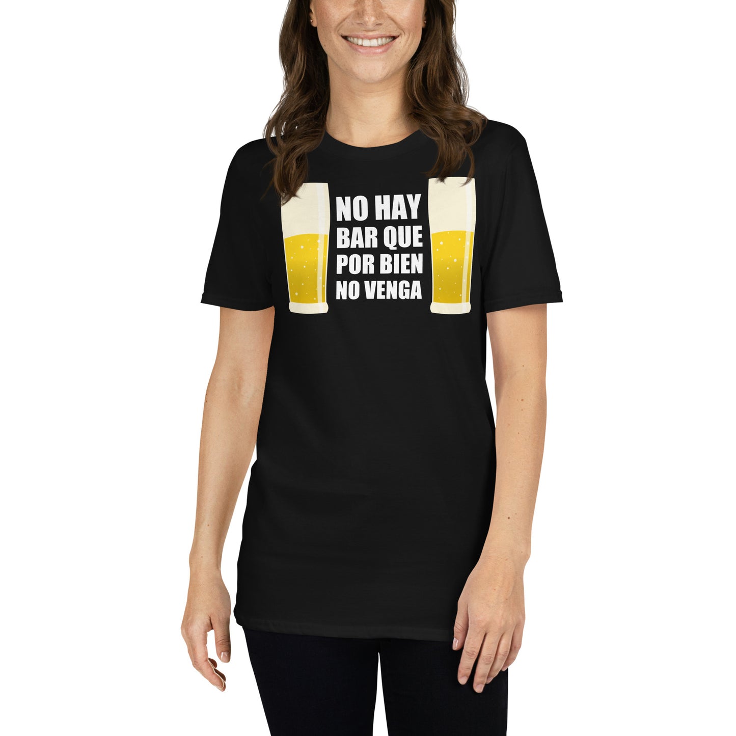 mujer con camiseta no hay bar que por bien no venga cerveza negra