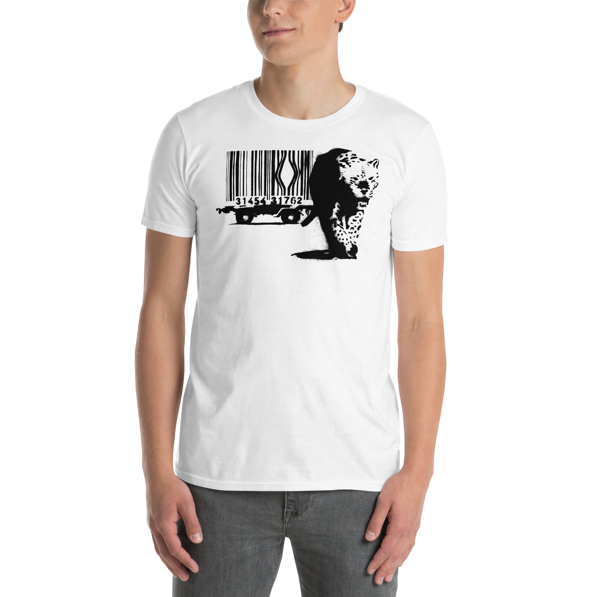 hombre con camiseta barcode leopard banksy arte urbano blanca
