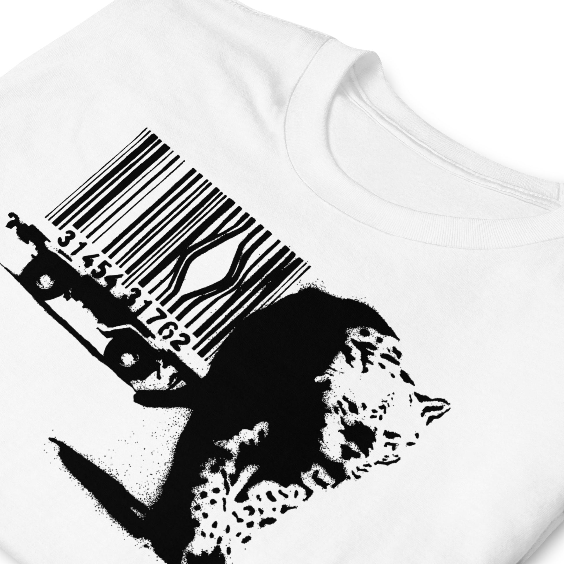 detalle de camiseta barcode leopard banksy blanca