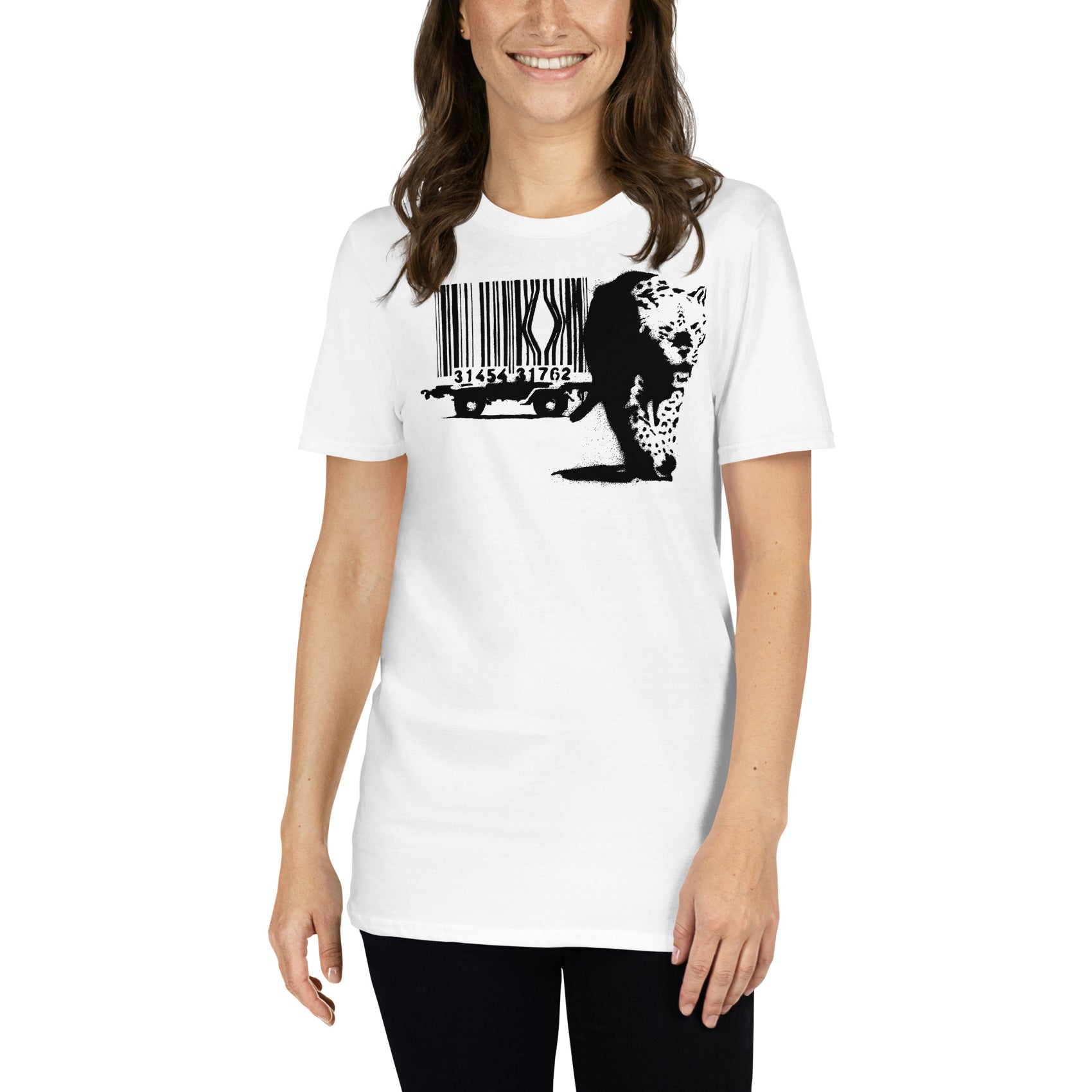 mujer con camiseta barcode leopard banksy blanca