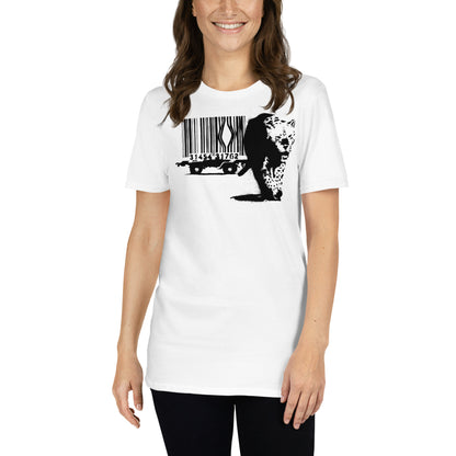 mujer con camiseta barcode leopard banksy blanca