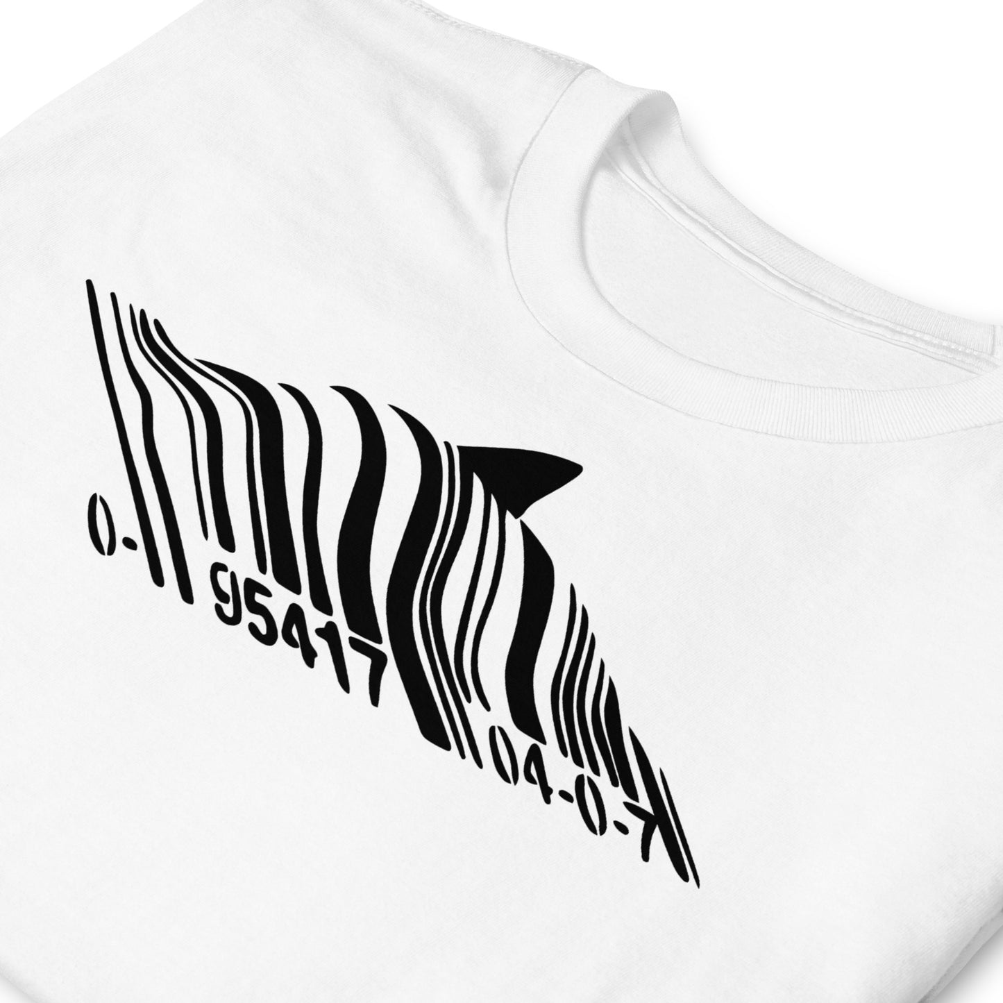 detalle de camiseta barcode shark arte urbano blanca