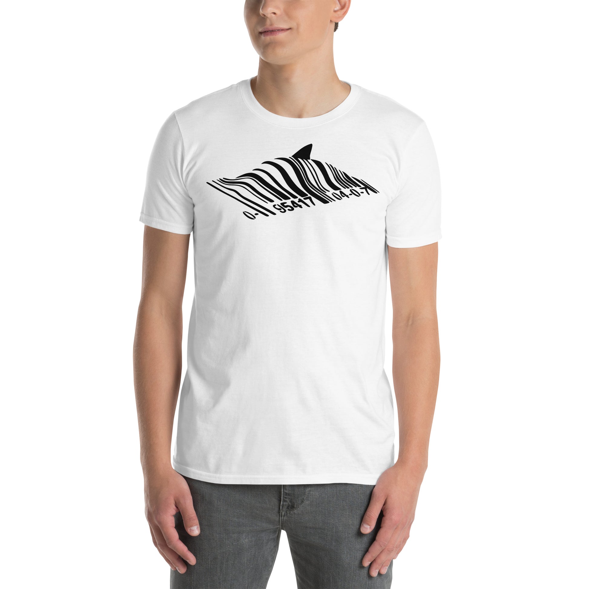 hombre con camiseta barcode shark banksy blanca