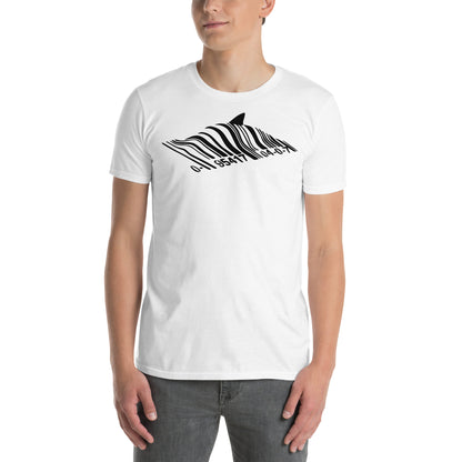 hombre con camiseta barcode shark banksy blanca