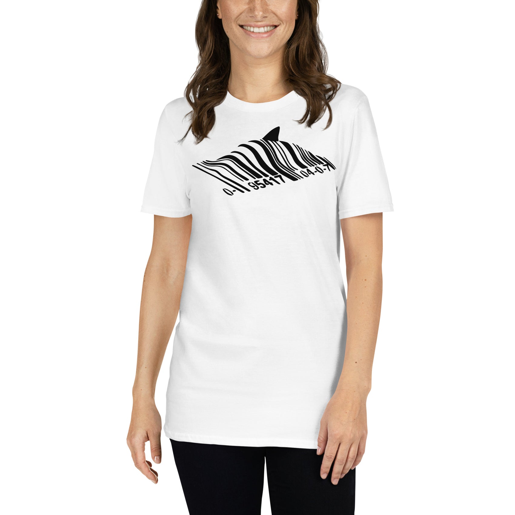 mujer con camiseta barcode shark banksy blanca