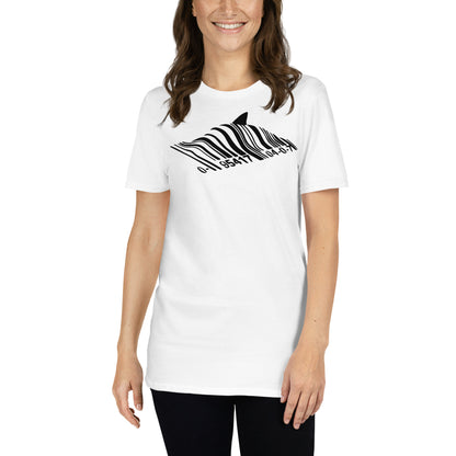 mujer con camiseta barcode shark banksy blanca