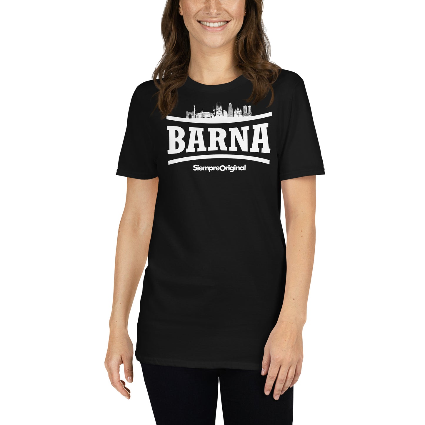mujer con camiseta barcelona skyline negra