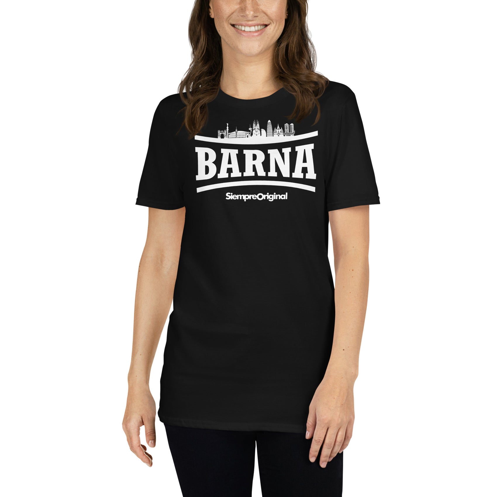 mujer con camiseta barcelona skyline negra