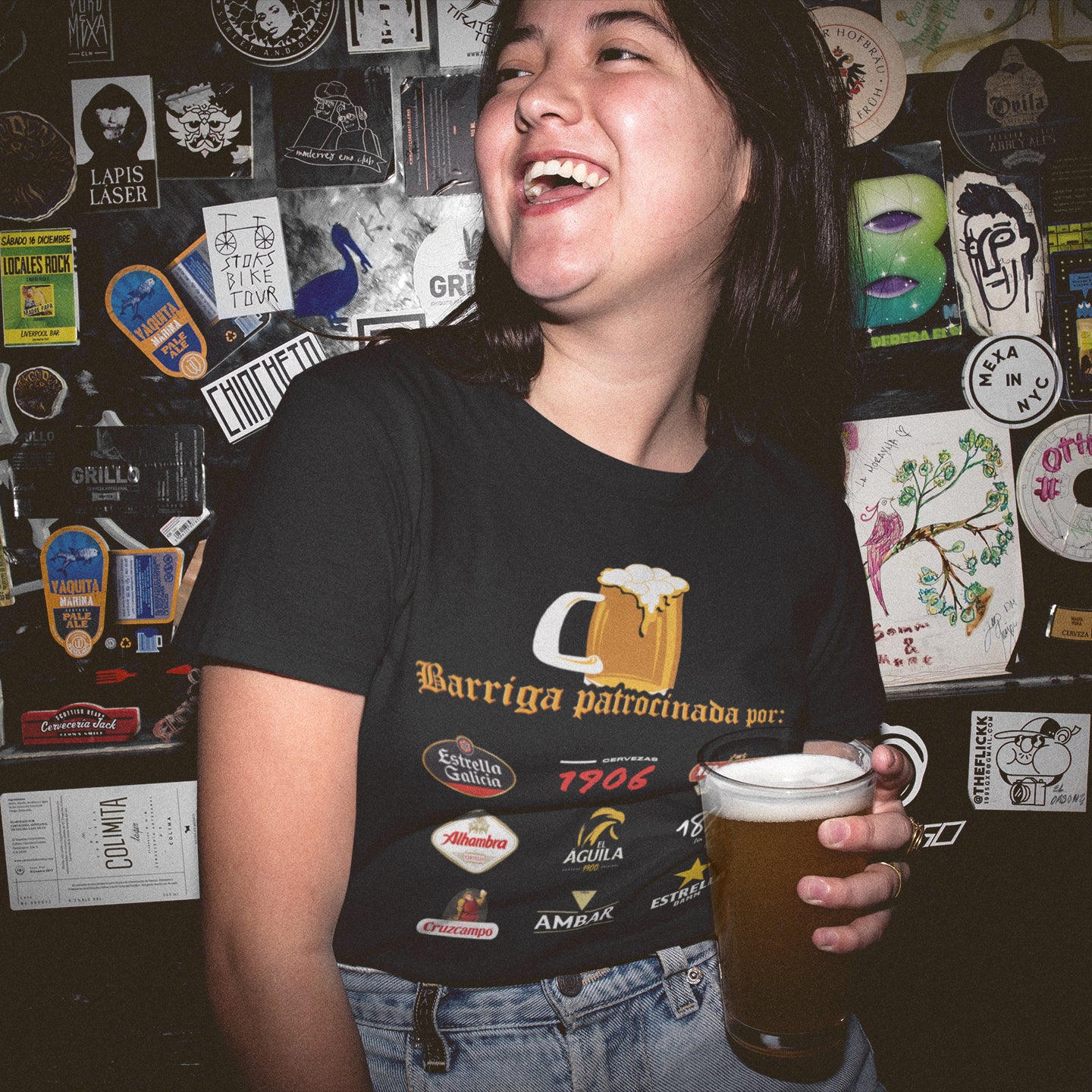 mujer con camiseta barriga cerveza negra