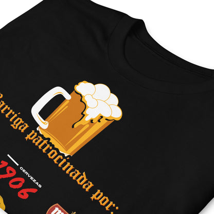 detalle de camiseta barriga patrocinada por marcas de cerveza en color negro
