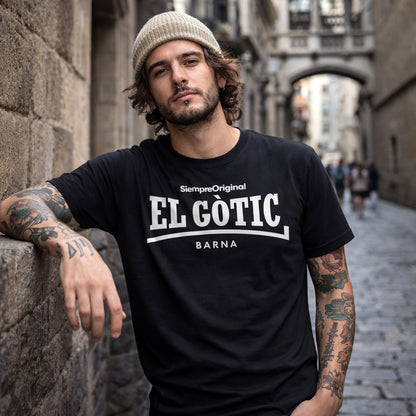 hombre con camiseta barrio gotico barcelona negra