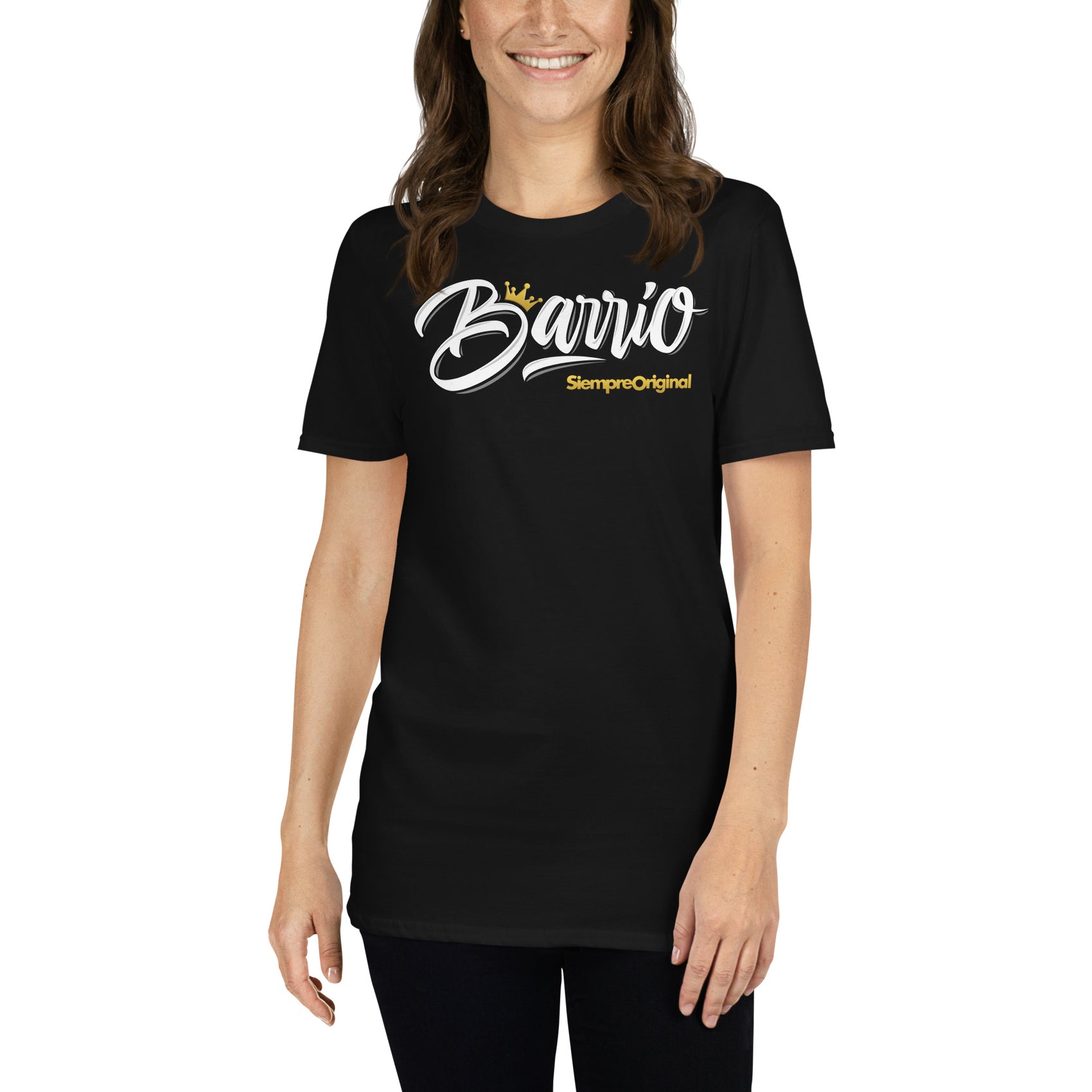 mujer con camiseta barrio urbano negra