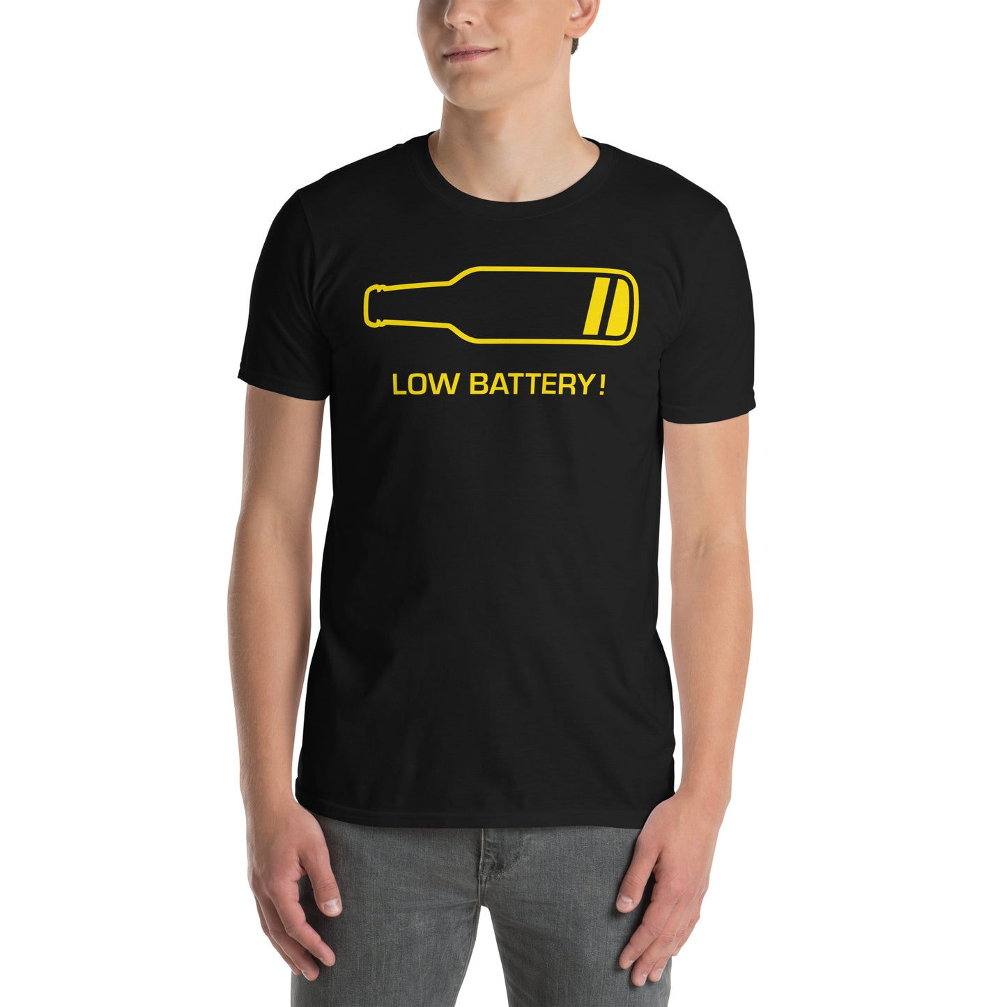 hombre con camiseta bateria baja cerveza negra