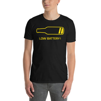 hombre con camiseta bateria baja cerveza negra