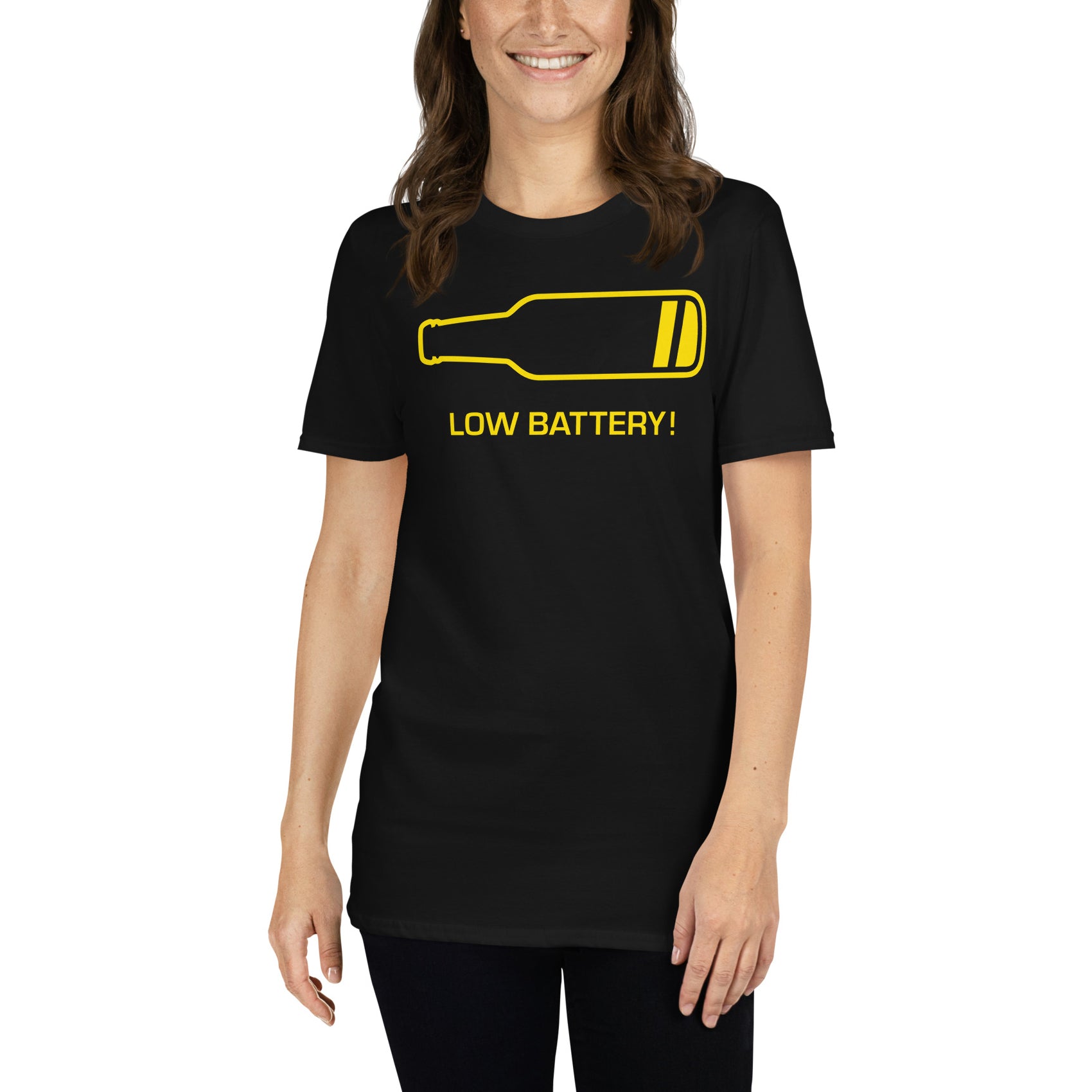 mujer con camiseta bateria baja cerveza negra