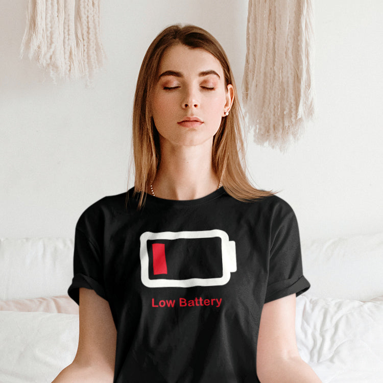 mujer con camiseta bateria baja en color negro