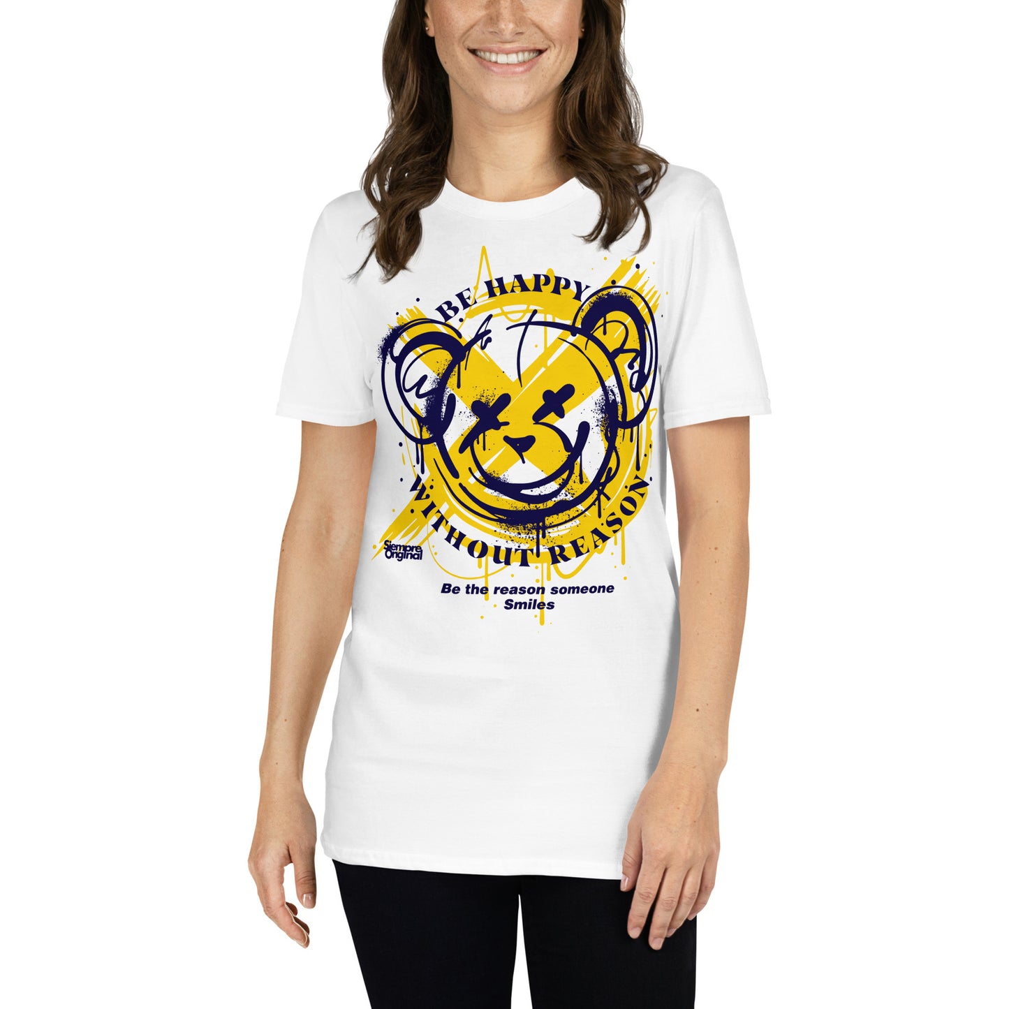mujer con camiseta be happy without reason teddy bear siempre original urban en color blanco