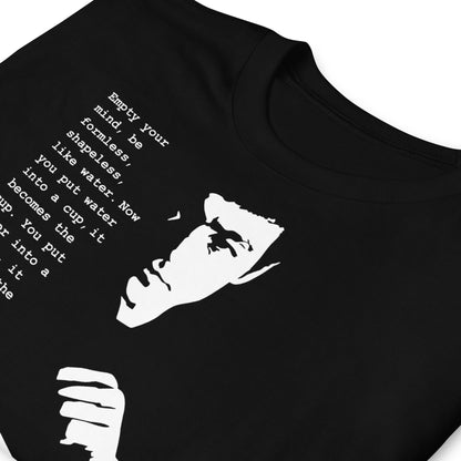 detalle de camiseta be water my friend bruce lee negra