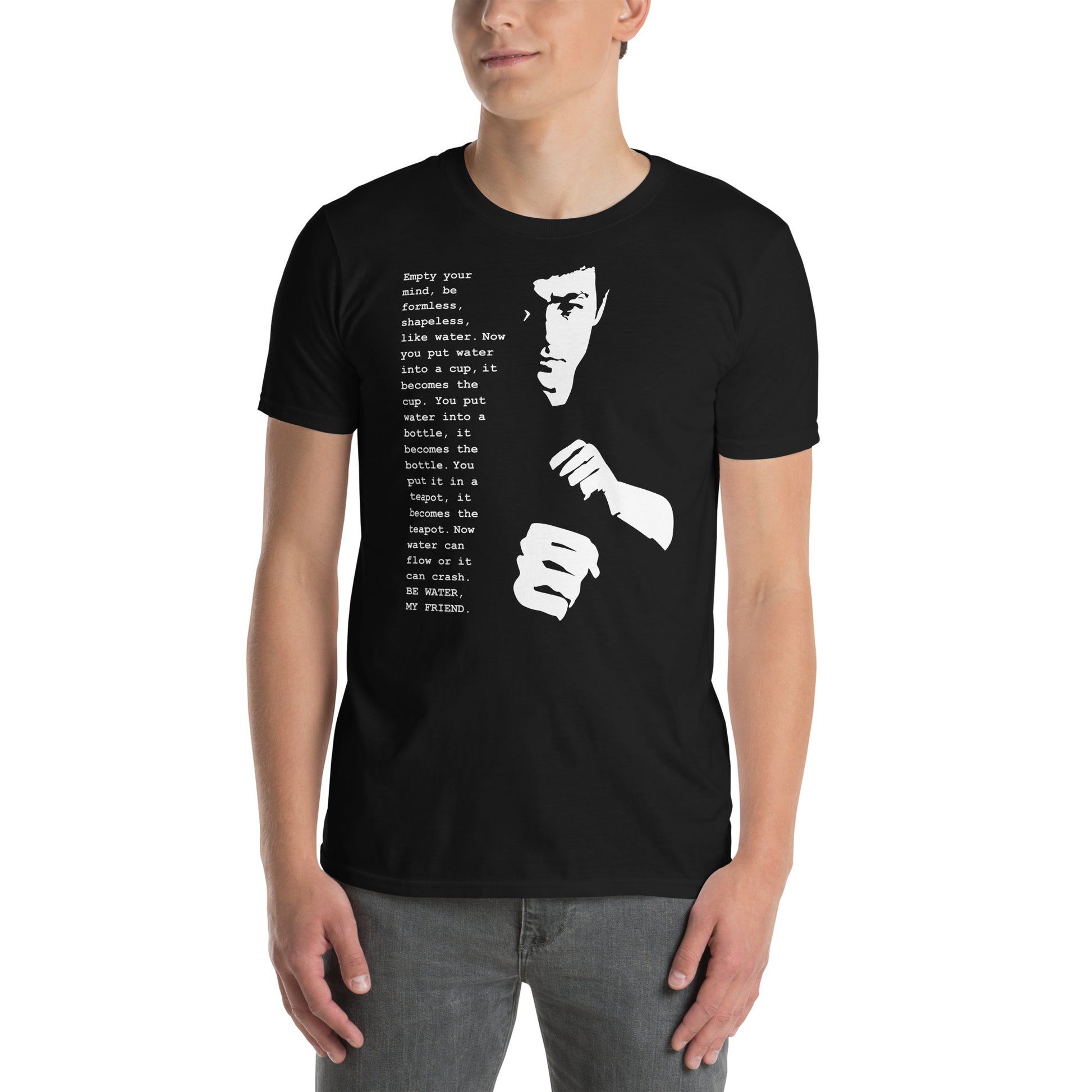 hombre con camiseta be water my friend bruce lee negra