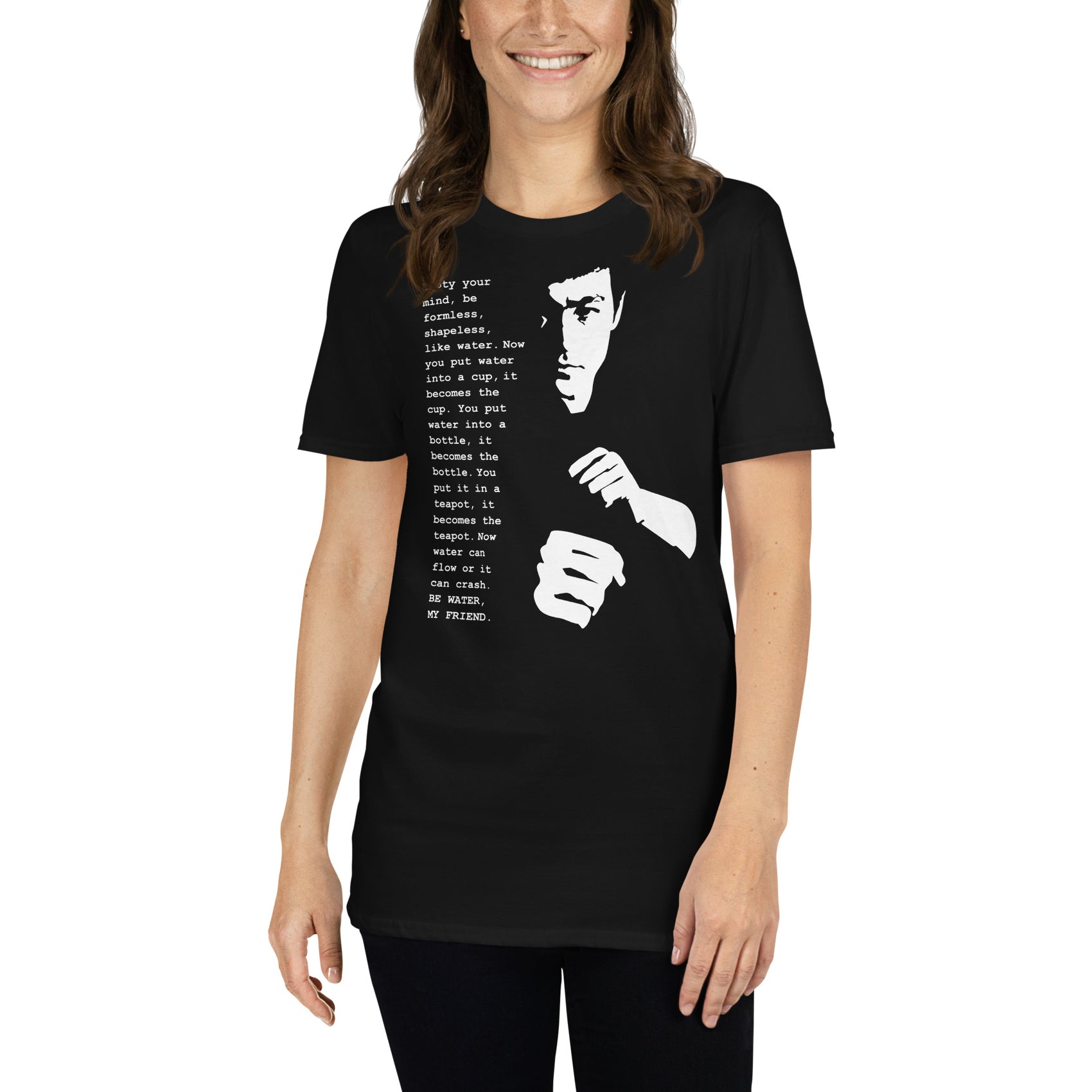 mujer con camiseta be water my friend bruce lee negra