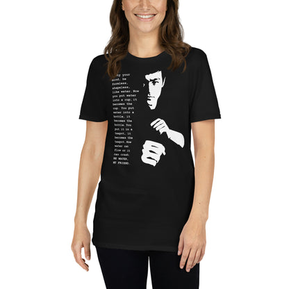 mujer con camiseta be water my friend bruce lee negra