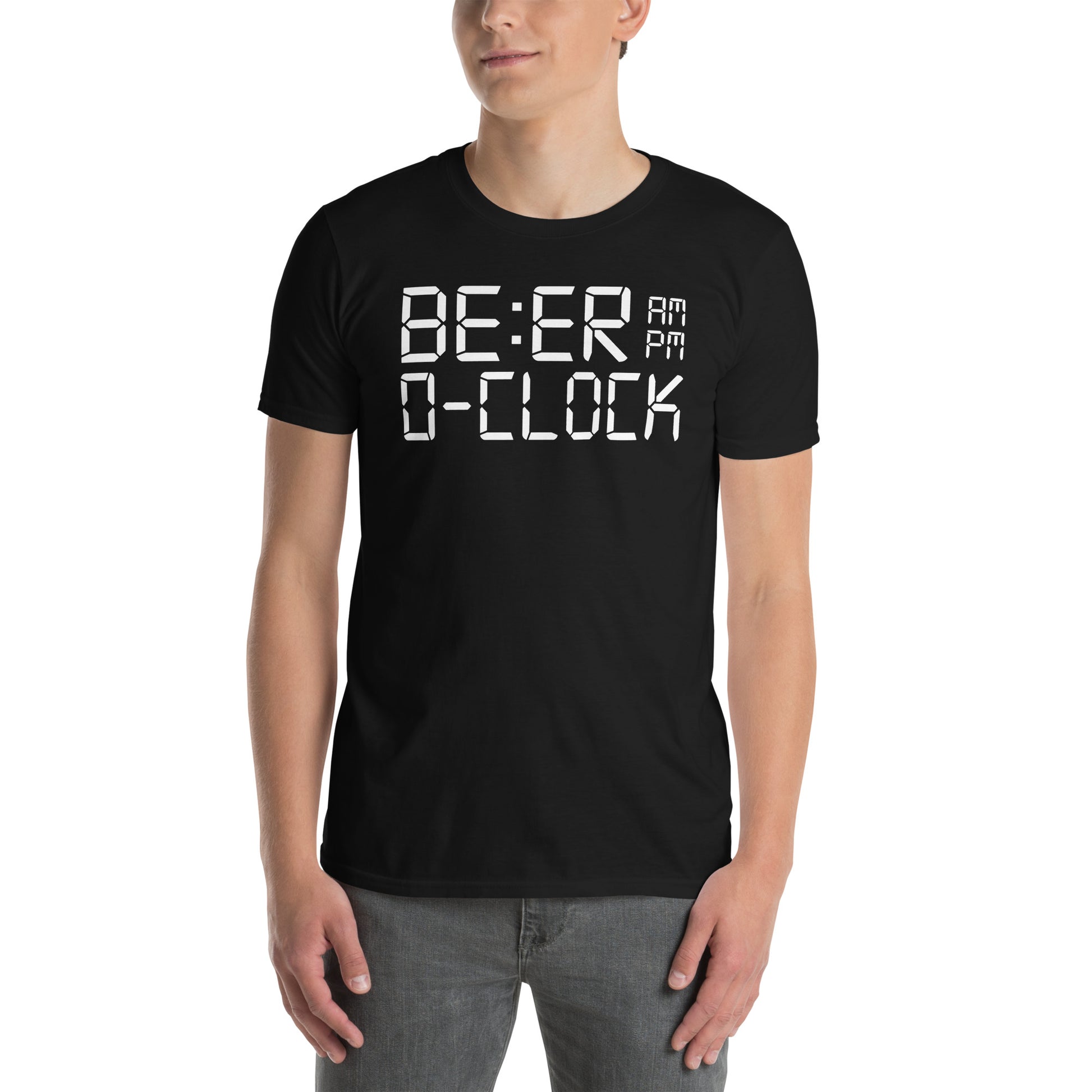 hombre con camiseta hora beer o clock cerveza negra