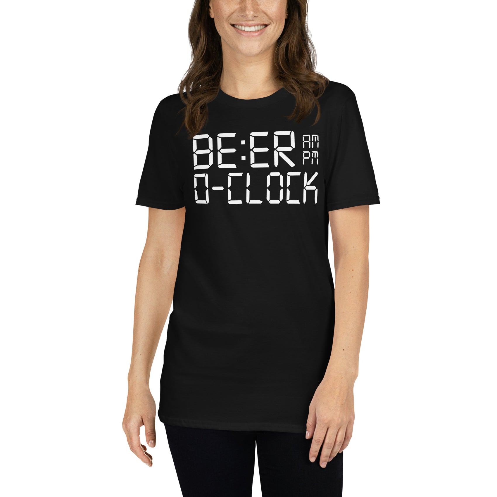 mujer con camiseta hora beer o clock cerveza negra