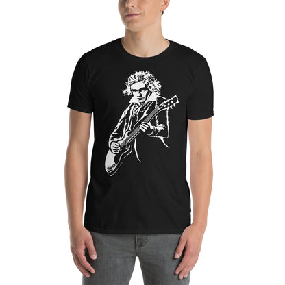 hombre con camiseta beethoven guitarra electrica negra