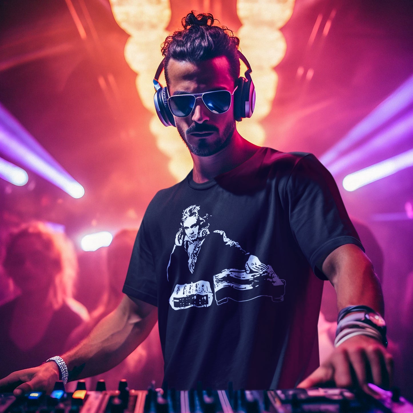 hombre con camiseta beethoven musica electronica dj negra