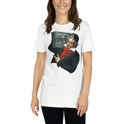 mujer con camiseta beethoven rap hip hop blanca