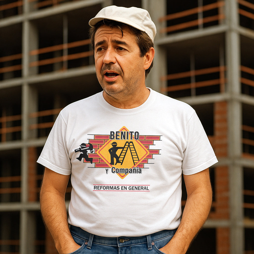 hombre con camiseta benito y compania manos a la obra blanca