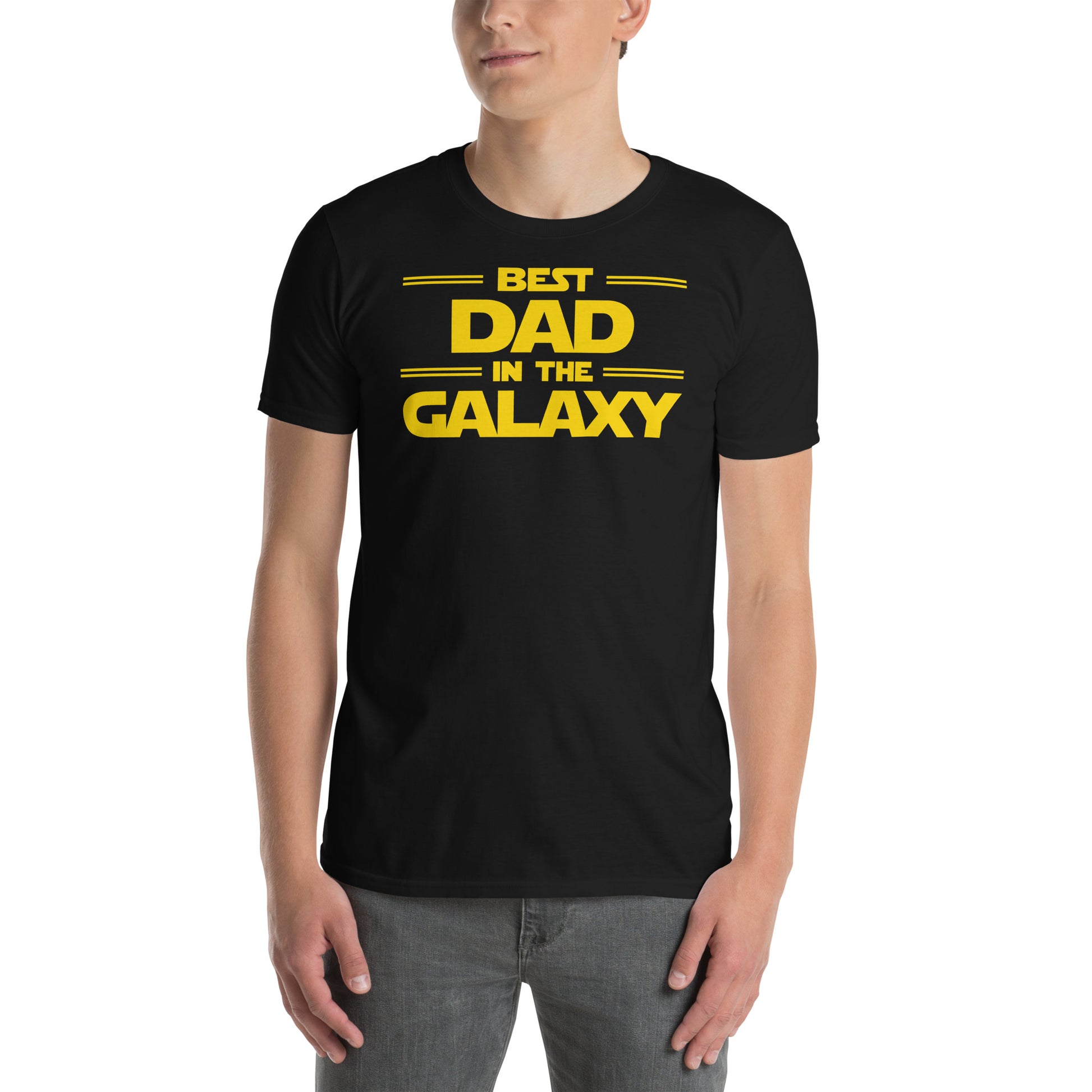 hombre con camiseta best dad in the galaxy negra