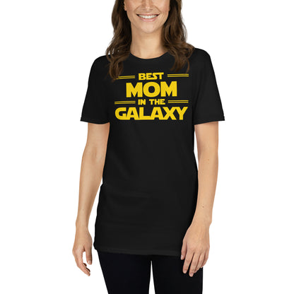 mujer con camiseta best mom in the galaxy negra