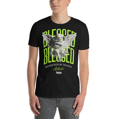 hombre con camiseta blessed angel siempre original urban en color negro