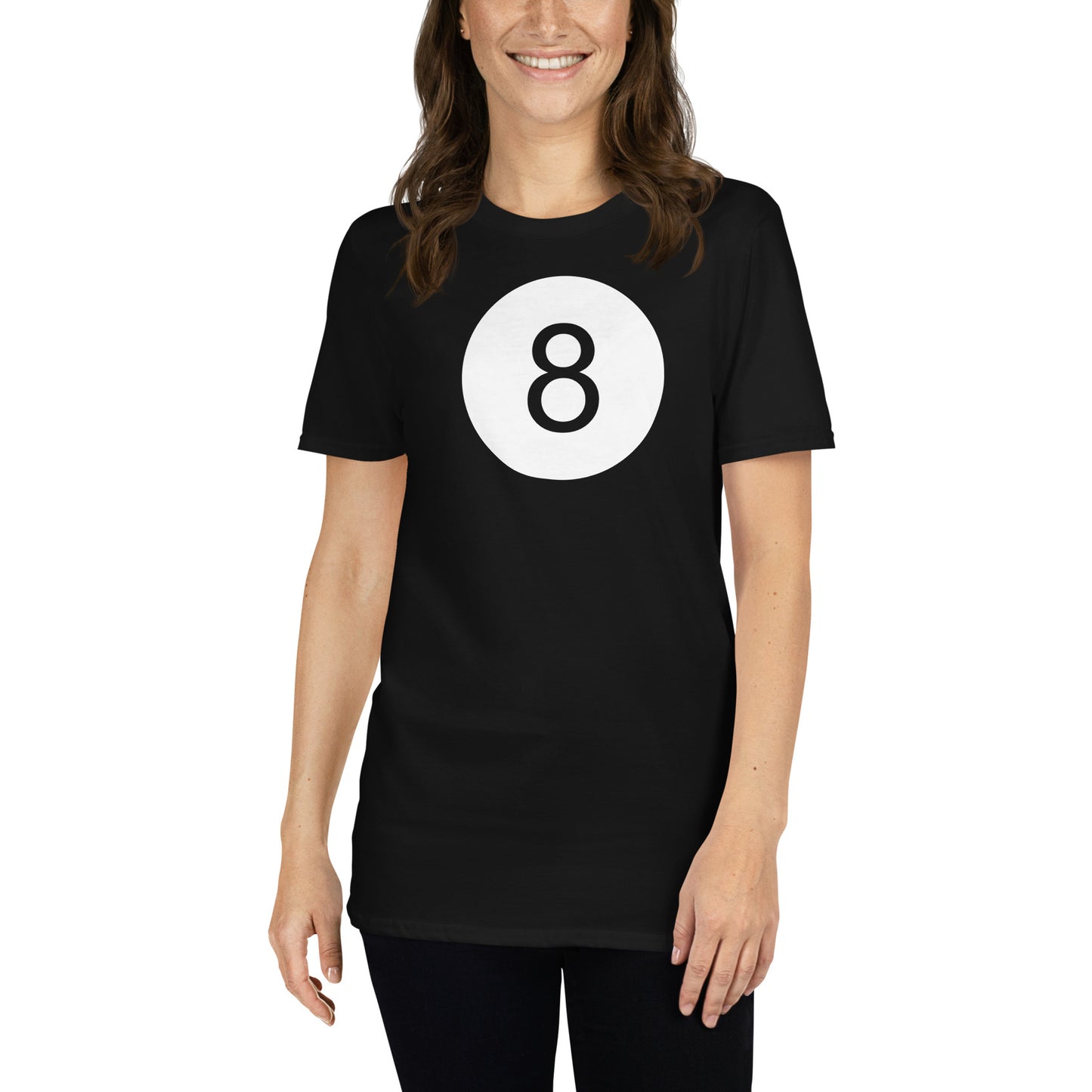 mujer con camiseta bola 8 billar negra