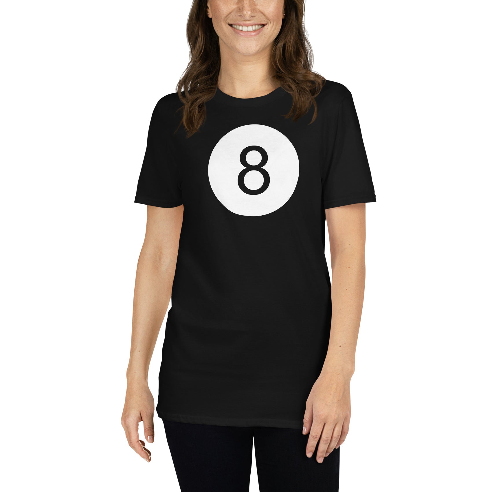 mujer con camiseta bola 8 billar negra