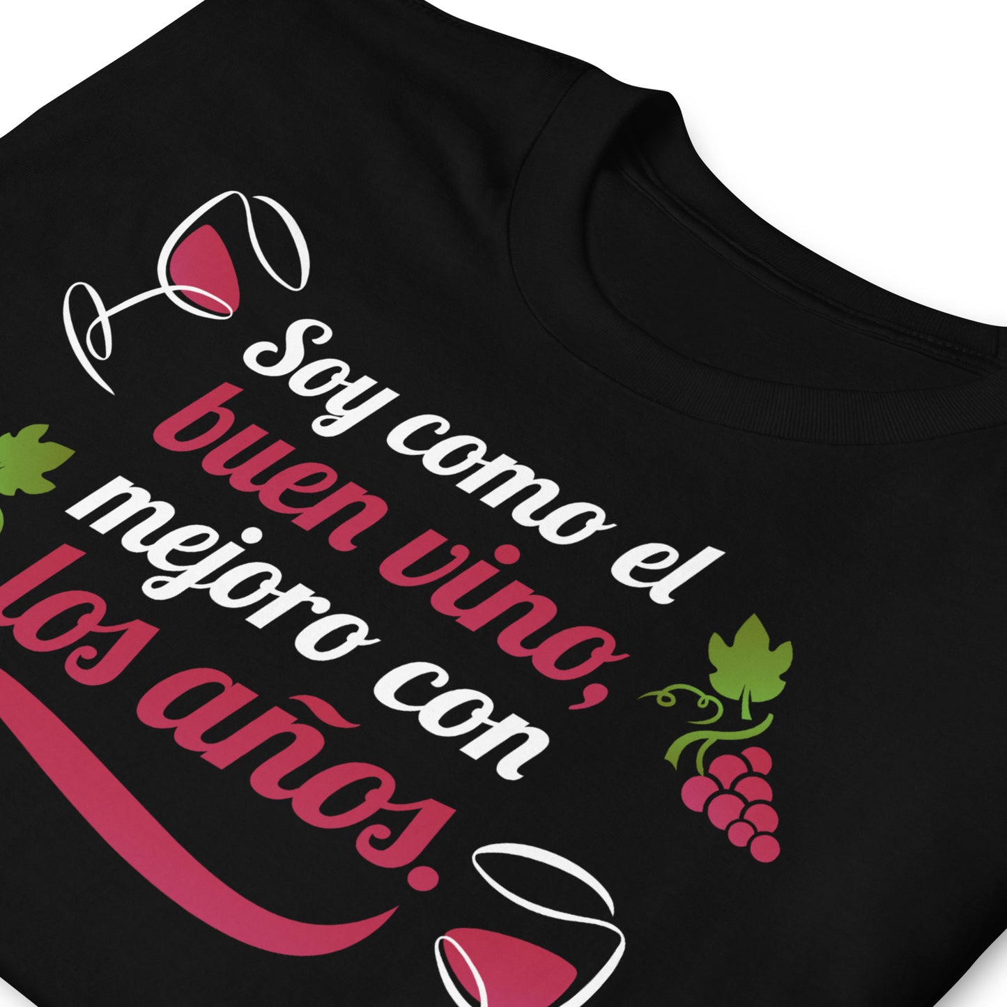 detalle de camiseta buen vino cumpleanos negra