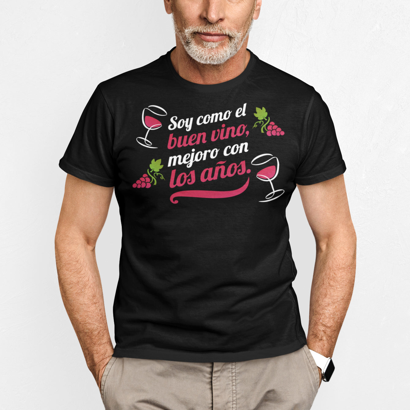 hombre con camiseta buen vino cumpleanos negra