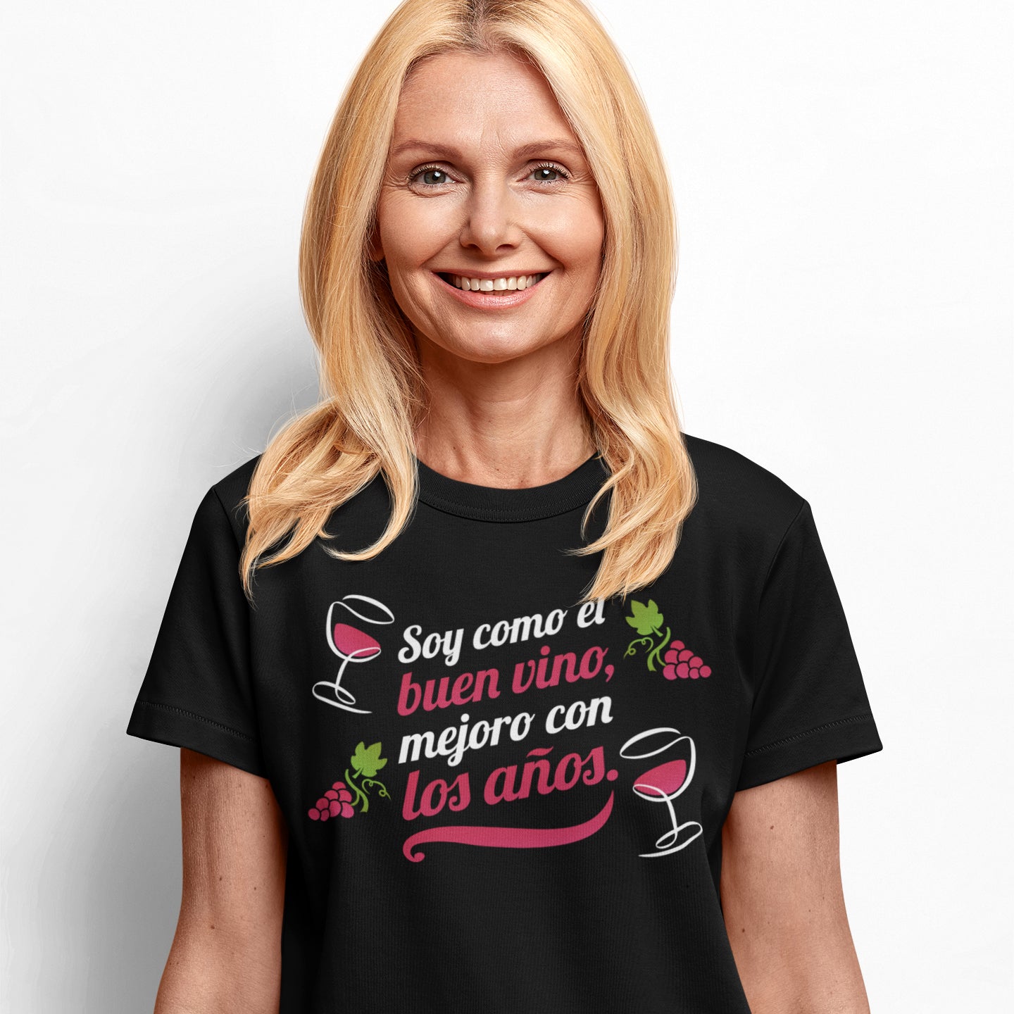 mujer con camiseta buen vino cumpleanos negra