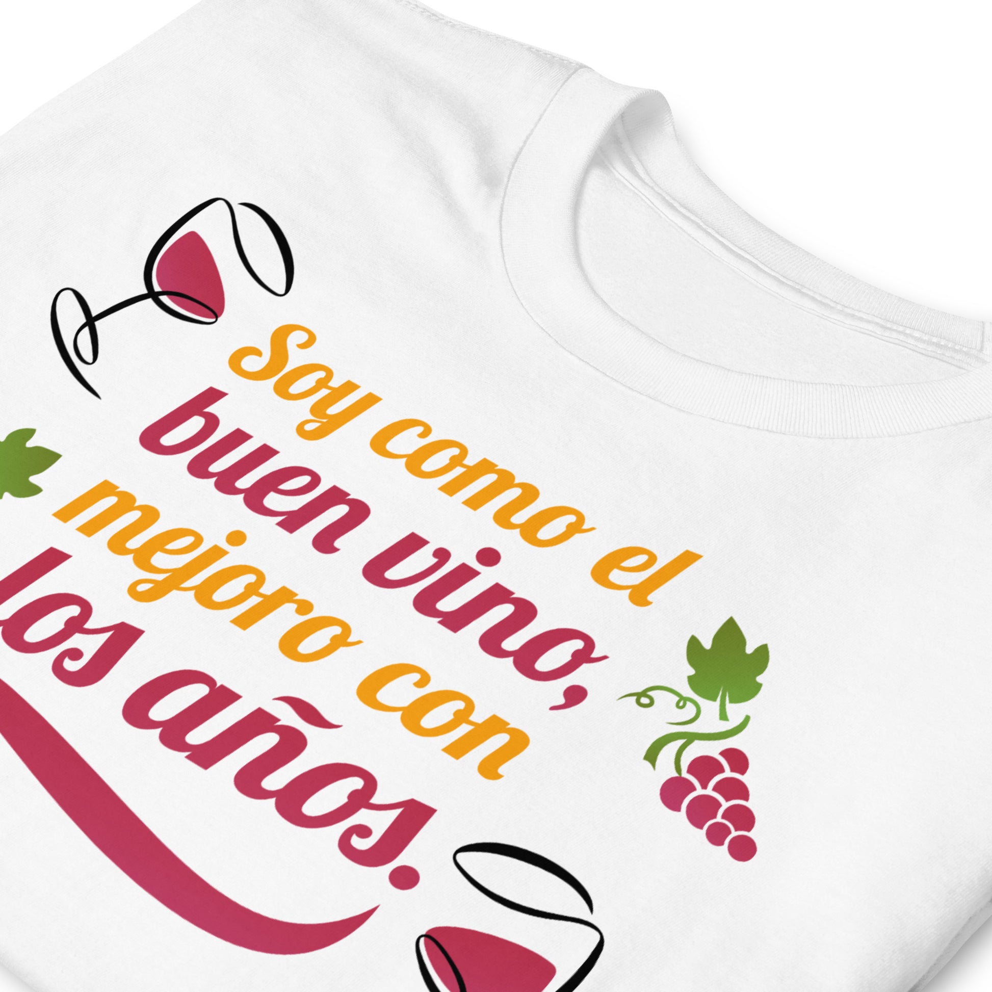 detalle de camiseta soy como el buen vino mejoro con los anos blanca