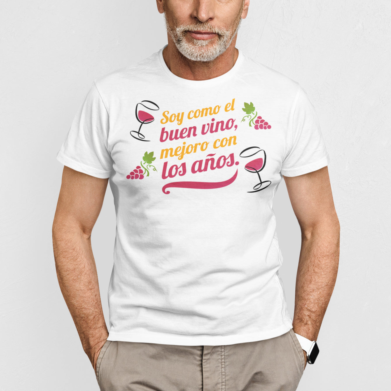 hombre con camiseta soy como el buen vino mejoro con los anos blanca