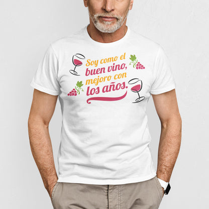 hombre con camiseta soy como el buen vino mejoro con los anos blanca