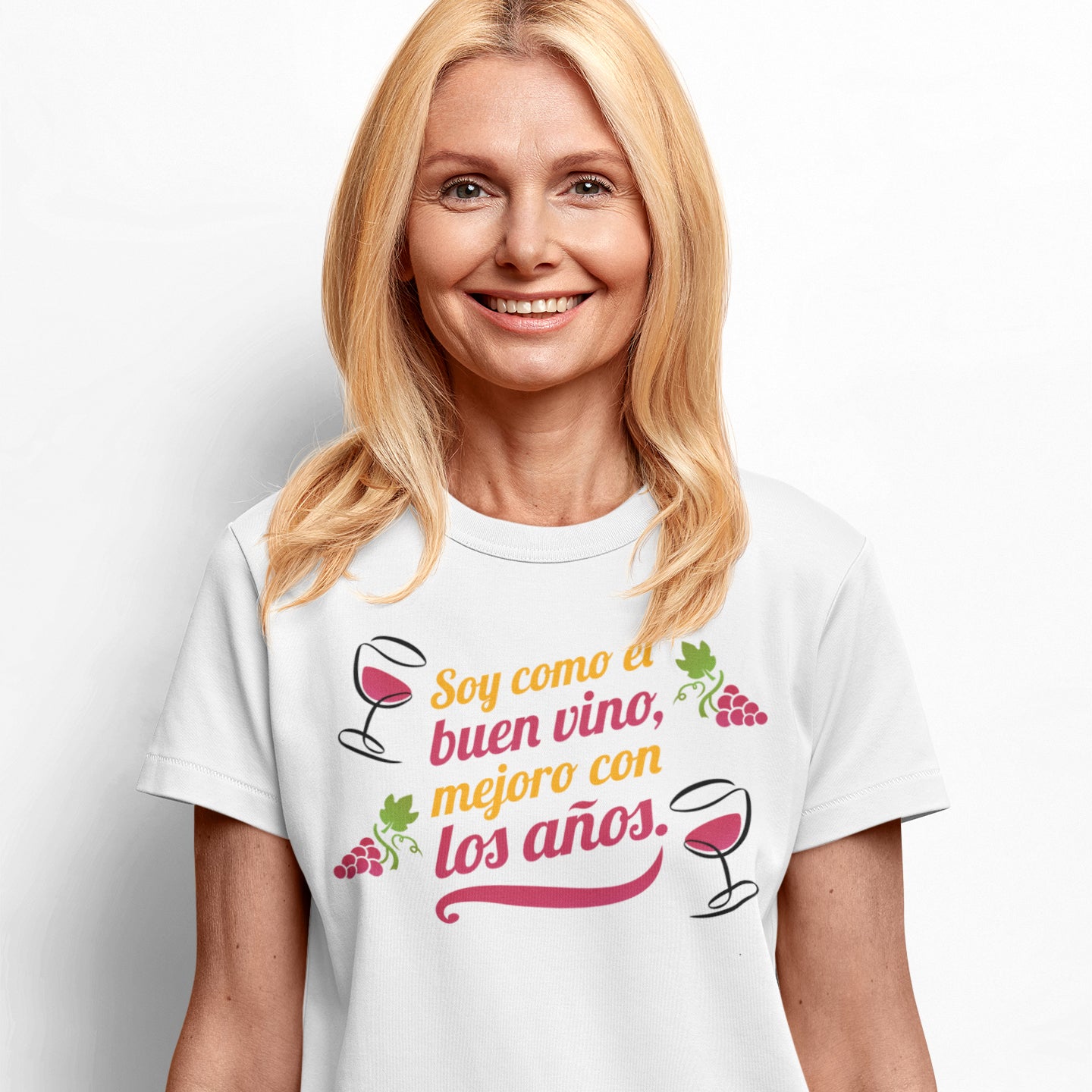mujer con camiseta soy como el buen vino mejoro con los anos blanca