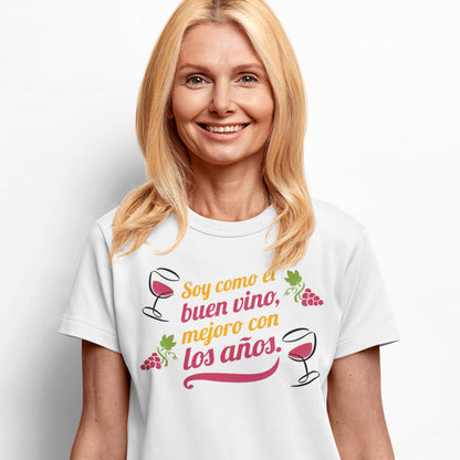 mujer con camiseta soy como el buen vino mejoro con los anos blanca