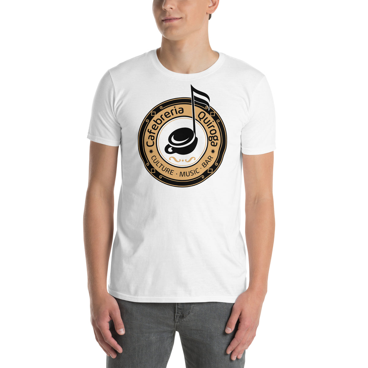 Hombre con camiseta blanca Cafebrería Quiroga de La que se avecina
